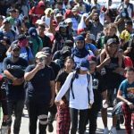 Caravana hondureña cruza a México por Suchiate