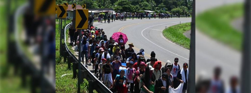 Pie de Foto.- La caravana migrante "Fe y Esperanza con Dios" consta de unas 300 personas en sitación de movilidad; salió de Honduras y ya arribó al municipio chiapaneco de Tapachula. Foto Edgar H. Clemente.