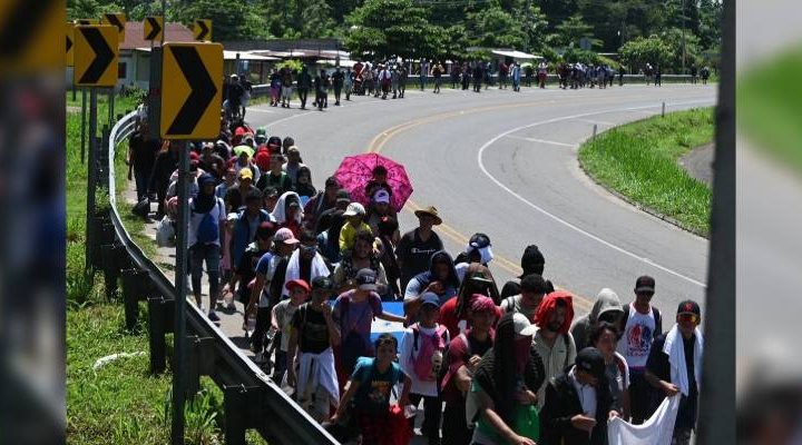 Pie de Foto.- La caravana migrante "Fe y Esperanza con Dios" consta de unas 300 personas en sitación de movilidad; salió de Honduras y ya arribó al municipio chiapaneco de Tapachula. Foto Edgar H. Clemente.