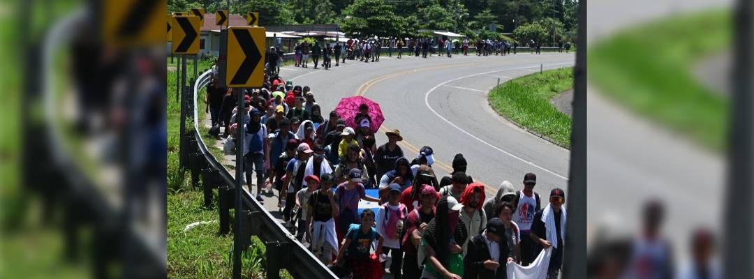 Pie de Foto.- La caravana migrante "Fe y Esperanza con Dios" consta de unas 300 personas en sitación de movilidad; salió de Honduras y ya arribó al municipio chiapaneco de Tapachula. Foto Edgar H. Clemente.