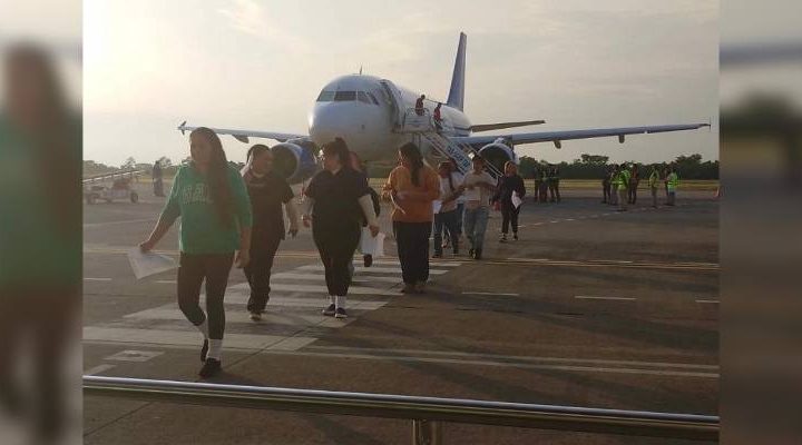 Pie de Foto.- Entre enero y abril los Aeropuertos de Tapachula, Chiapas, y Villahermosa, Tabasco, recibieron a 15 mil 305 mexicanos. Mientras que de septiembre a diciembre del 2025 registraron la llegada de 7 mil 322 connacionales. Foto 'La Jornada'.