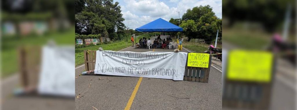 Pie de Foto.- Pobladores de Metapa de Domínguez, fronteriza con Guatemala, bloquearon la Planta de Producción de Moscas Estériles del Gusano Barrenador debido a fétidos olores que han afectado la vida cotidiana y temen que afecte la salud. Foto Edgar H. Clemente