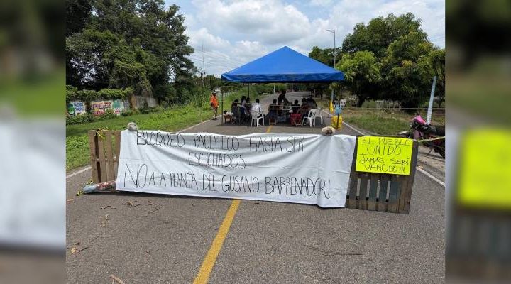 Pie de Foto.- Pobladores de Metapa de Domínguez, fronteriza con Guatemala, bloquearon la Planta de Producción de Moscas Estériles del Gusano Barrenador debido a fétidos olores que han afectado la vida cotidiana y temen que afecte la salud. Foto Edgar H. Clemente