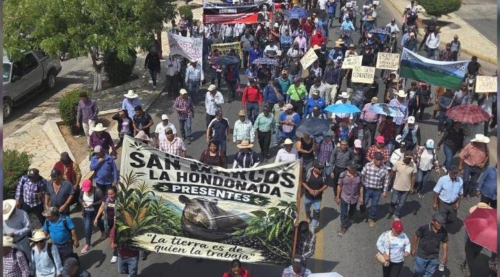 Pie de Foto.- Habitantes de 17 comunidades de los Chimalapas marcharon en Cintalapa, Chiapas, para exigir respeto a sus derechos agrarios. Foto La Jornada