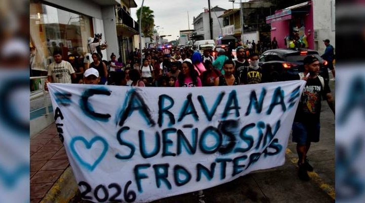 Pie de Foto.- Los extranjeros decidieron reponer energías antes de continuar a pie, ya que había muchas personas enfermas y con lesiones debido a las prolongadas jornadas durante nueve días en un trayecto de casi 150 kilómetros desde su salida de Tapachula el pasado jueves 20 de agosto. Foto: Edgar H. Clemente.