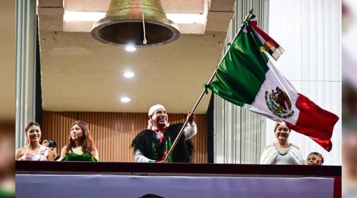 Pie de Foto.- El gobernador de Chiapas, Eduardo Ramírez Aguilar, durante la ceremonia del Grito de Independencia. Foto: La Jornada.