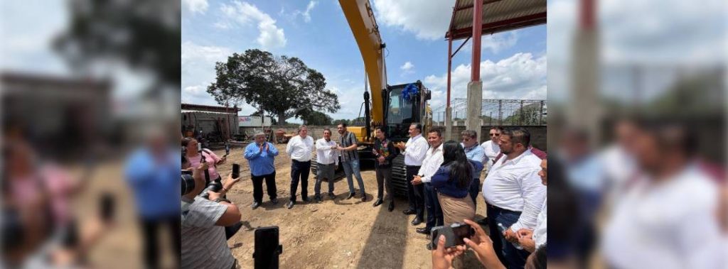 Pie de Foto.- Autoridades municipales de Suchiate, Chiapas entregaron maquinaria a productores de la frontera con Guatemala para hacer frente a las amenazas de sequía debido a la escase de lluvia. Foto Edgar H. Clemente
