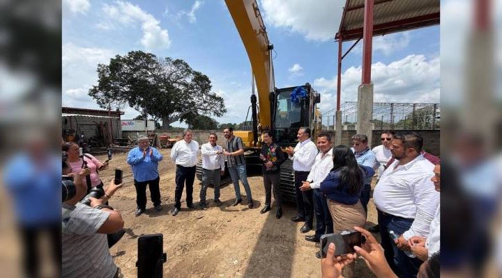 Pie de Foto.- Autoridades municipales de Suchiate, Chiapas entregaron maquinaria a productores de la frontera con Guatemala para hacer frente a las amenazas de sequía debido a la escase de lluvia. Foto Edgar H. Clemente
