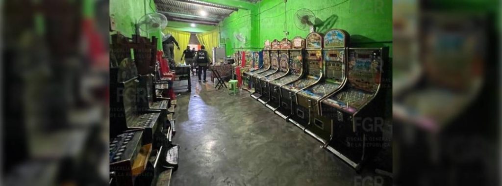 Pie de Foto.- La representación de la FGR aseguró dos minicasinos en Huixtla, Chiapas; al interior e los inmuebles fueron halladas máquinas tragamonedas t máquinas de pinball. Foto FGR Chiapas.