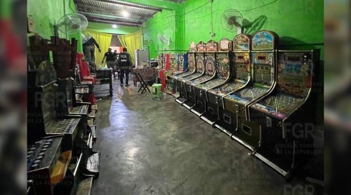 Pie de Foto.- La representación de la FGR aseguró dos minicasinos en Huixtla, Chiapas; al interior e los inmuebles fueron halladas máquinas tragamonedas t máquinas de pinball. Foto FGR Chiapas.