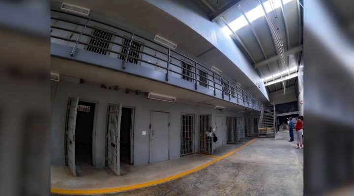Pie de Foto.- Un total de 100 reos considerados peligrosos fueron trasladado de distintas partes del país para ser ingresados al Centro Federal de Reinserción Social número 15 en Villa Comaltitlán, Chiapas. Foto Cuartoscuro / Archivo