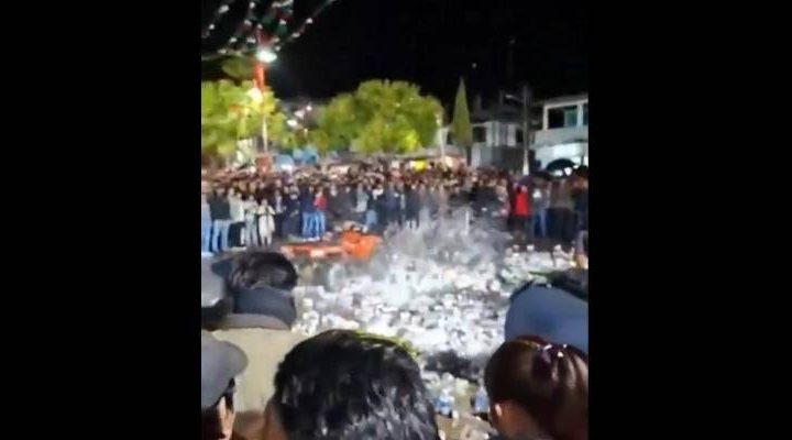 Pie de Foto.- La asamblea de autoridades y pobladores de las 188 comunidades y 27 barrios determinó aplicar la medida en todo el municipio, además de destruir bebidas decomisadas y sancionar con 300 mil pesos a quienes las comercialicen. Foto redes sociales