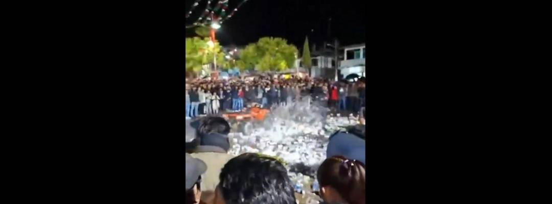 Pie de Foto.- La asamblea de autoridades y pobladores de las 188 comunidades y 27 barrios determinó aplicar la medida en todo el municipio, además de destruir bebidas decomisadas y sancionar con 300 mil pesos a quienes las comercialicen. Foto redes sociales
