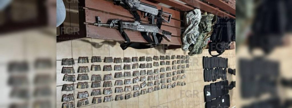 Pie de Foto.- Militares aseguraron dos fusiles, 34 cargadores y 938 cartuchos en La Trinitaria, Chiapas. Foto La Jornada.