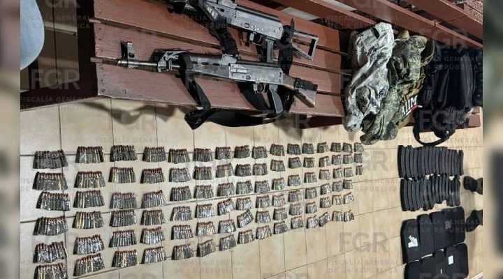 Pie de Foto.- Militares aseguraron dos fusiles, 34 cargadores y 938 cartuchos en La Trinitaria, Chiapas. Foto La Jornada.