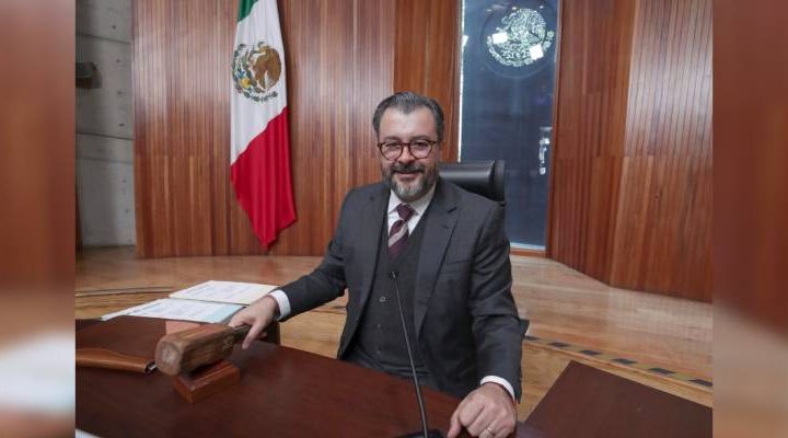 #LOS MEDIOS CAMBIAN; LOS DERECHOS PERMANECEN Gilberto Bátiz García Durante la transición democrática, la comunicación política mexicana tuvo un escenario reconocible: una cabina de radio, un micrófono, una cámara. Sabíamos quién emitía un mensaje y por qué medio llegaba a la ciudadanía. Esa ruta ya no basta para explicar la conversación pública. Hoy una voz puede fabricarse en segundos. Un video puede mostrar a alguien diciendo lo que nunca expresó o presentar como auténtica una escena inexistente. Desde cualquier punto del planeta, esos contenidos pueden alcanzar a millones de personas en cuestión de segundos. La pregunta para la justicia electoral es inevitable: ¿qué debe adaptarse a la transformación tecnológica y qué debe permanecer? Recientemente abordé estos temas con directivos de Google, a propósito de la inteligencia artificial y los contenidos sintéticos, y con integrantes de la Cámara Nacional de la Industria de Radio y Televisión (CIRT), sobre libertad periodística y comunicación política. Ambos encuentros pusieron de relieve una responsabilidad común: proteger los derechos que sostienen la democracia. La reforma de 2007-2008 buscó evitar que la capacidad económica determinara el acceso a radio y televisión durante la contienda electoral. Ese modelo debía garantizar la equidad en la competencia, la libertad de expresión y el derecho a recibir información plural. En las plataformas digitales, a la pregunta quién contrató un espacio se suman otras: quién produjo el mensaje, cómo se difundió, quién lo amplificó y si aquello que muestra ocurrió realmente. Las reglas de radio y televisión no pueden trasladarse mecánicamente a las redes sociales. Sus diferencias exigen un análisis propio, dentro de un marco vigente: la Constitución. La inteligencia artificial ofrece aportaciones valiosas. El problema jurídico aparece cuando su uso lesiona derechos o afecta la integridad electoral. Examinar una controversia exige comprender cómo se produjo el contenido, valorar las pruebas y determinar la afectación alegada, con respeto al debido proceso. La libertad periodística requiere especial protección. Preguntar, investigar, contrastar e incomodar forman parte de la democracia. A través del periodismo, la sociedad examina el ejercicio del poder. La Sala Superior enfrentó esa tensión al resolver el SUP-RAP-185/2026, promovido por la CIRT. Al revisar la metodología de monitoreo del INE, dejamos sin efectos la variable 14, relativa a mecanismos indirectos de descalificación de precandidaturas y candidaturas. Sus parámetros subjetivos podían inhibir el ejercicio periodístico y limitar el derecho ciudadano a recibir información plural. La enseñanza trasciende el expediente: proteger la integridad electoral no puede convertir a la autoridad en supervisora de la opinión periodística. Esa cautela también debe orientar las decisiones en el entorno digital. Al Tribunal Electoral le corresponde resolver controversias e interpretar las normas dentro de sus competencias. Debe comprender el contexto tecnológico, fundar sus decisiones y respetar el debate público. Esa función no equivale a diseñar una política de plataformas digitales ni una regulación general de la inteligencia artificial. Rumbo a 2027 pueden surgir herramientas y usos que aún desconocemos. Esa incertidumbre exige un criterio duradero: toda intervención debe tener fundamento jurídico, ser proporcional y evitar un daño mayor que el problema que pretende corregir. Las tecnologías envejecen. Las redes de comunicación se transforman. Los derechos y los valores constitucionales, en cambio, permanecen. Y mientras eso sea así, deberán ser ellos –y no el miedo frente a cada nueva tecnología– los que marquen los límites de las nuevas formas de poder. IG: @gilberto_batiz X: @gbatizg Magistrado presidente del Tribunal Electoral del Poder Judicial de la Federación.
