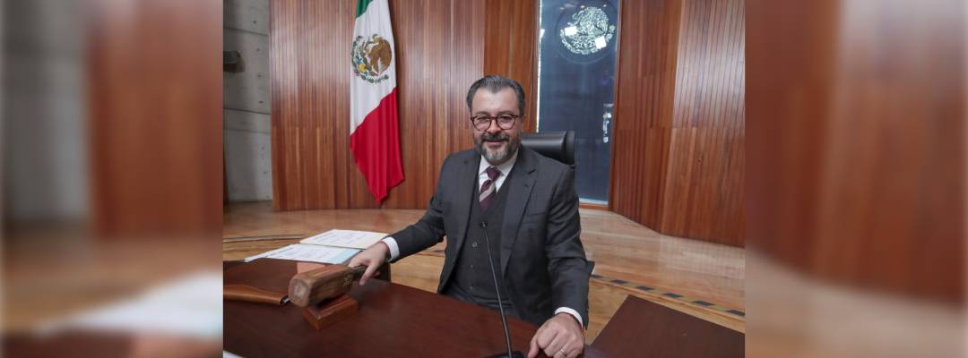 #LOS MEDIOS CAMBIAN; LOS DERECHOS PERMANECEN Gilberto Bátiz García Durante la transición democrática, la comunicación política mexicana tuvo un escenario reconocible: una cabina de radio, un micrófono, una cámara. Sabíamos quién emitía un mensaje y por qué medio llegaba a la ciudadanía. Esa ruta ya no basta para explicar la conversación pública. Hoy una voz puede fabricarse en segundos. Un video puede mostrar a alguien diciendo lo que nunca expresó o presentar como auténtica una escena inexistente. Desde cualquier punto del planeta, esos contenidos pueden alcanzar a millones de personas en cuestión de segundos. La pregunta para la justicia electoral es inevitable: ¿qué debe adaptarse a la transformación tecnológica y qué debe permanecer? Recientemente abordé estos temas con directivos de Google, a propósito de la inteligencia artificial y los contenidos sintéticos, y con integrantes de la Cámara Nacional de la Industria de Radio y Televisión (CIRT), sobre libertad periodística y comunicación política. Ambos encuentros pusieron de relieve una responsabilidad común: proteger los derechos que sostienen la democracia. La reforma de 2007-2008 buscó evitar que la capacidad económica determinara el acceso a radio y televisión durante la contienda electoral. Ese modelo debía garantizar la equidad en la competencia, la libertad de expresión y el derecho a recibir información plural. En las plataformas digitales, a la pregunta quién contrató un espacio se suman otras: quién produjo el mensaje, cómo se difundió, quién lo amplificó y si aquello que muestra ocurrió realmente. Las reglas de radio y televisión no pueden trasladarse mecánicamente a las redes sociales. Sus diferencias exigen un análisis propio, dentro de un marco vigente: la Constitución. La inteligencia artificial ofrece aportaciones valiosas. El problema jurídico aparece cuando su uso lesiona derechos o afecta la integridad electoral. Examinar una controversia exige comprender cómo se produjo el contenido, valorar las pruebas y determinar la afectación alegada, con respeto al debido proceso. La libertad periodística requiere especial protección. Preguntar, investigar, contrastar e incomodar forman parte de la democracia. A través del periodismo, la sociedad examina el ejercicio del poder. La Sala Superior enfrentó esa tensión al resolver el SUP-RAP-185/2026, promovido por la CIRT. Al revisar la metodología de monitoreo del INE, dejamos sin efectos la variable 14, relativa a mecanismos indirectos de descalificación de precandidaturas y candidaturas. Sus parámetros subjetivos podían inhibir el ejercicio periodístico y limitar el derecho ciudadano a recibir información plural. La enseñanza trasciende el expediente: proteger la integridad electoral no puede convertir a la autoridad en supervisora de la opinión periodística. Esa cautela también debe orientar las decisiones en el entorno digital. Al Tribunal Electoral le corresponde resolver controversias e interpretar las normas dentro de sus competencias. Debe comprender el contexto tecnológico, fundar sus decisiones y respetar el debate público. Esa función no equivale a diseñar una política de plataformas digitales ni una regulación general de la inteligencia artificial. Rumbo a 2027 pueden surgir herramientas y usos que aún desconocemos. Esa incertidumbre exige un criterio duradero: toda intervención debe tener fundamento jurídico, ser proporcional y evitar un daño mayor que el problema que pretende corregir. Las tecnologías envejecen. Las redes de comunicación se transforman. Los derechos y los valores constitucionales, en cambio, permanecen. Y mientras eso sea así, deberán ser ellos –y no el miedo frente a cada nueva tecnología– los que marquen los límites de las nuevas formas de poder. IG: @gilberto_batiz X: @gbatizg Magistrado presidente del Tribunal Electoral del Poder Judicial de la Federación.