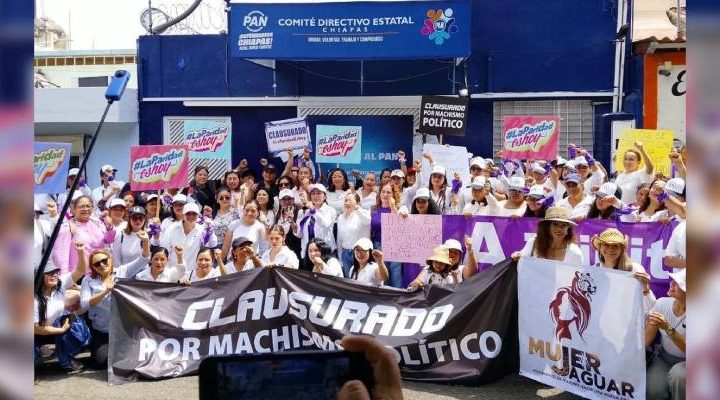 Pie de Foto.- Con una manta y cartulinas que decían “clausurado por machismo político”, las manifestantes se apostaron frente a las oficinas del PAN en Chiapas. Foto: La Jornada