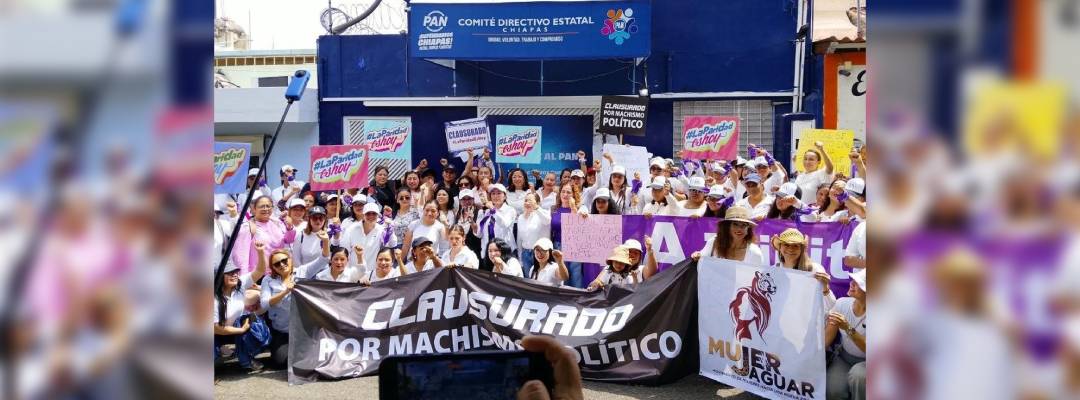 Pie de Foto.- Con una manta y cartulinas que decían “clausurado por machismo político”, las manifestantes se apostaron frente a las oficinas del PAN en Chiapas. Foto: La Jornada
