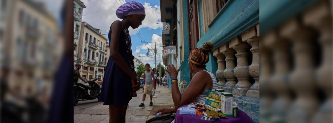 Pie de Foto.- Una mujer vende medicamentos en una mesa cubierta con una toalla en una calle de La Habana, Cuba, el 8 de octubre de 2026. Foto Ap