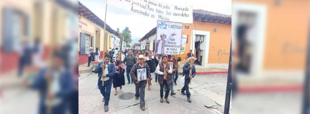 Pie de Foto.- Más de cinco mil personas marcharon en San Cristóbal de las Casas para exigir justicia a dos años del asesinato del sacerdote tsotsil Marcelo Pérez. Fotos/Elio Henríquez.