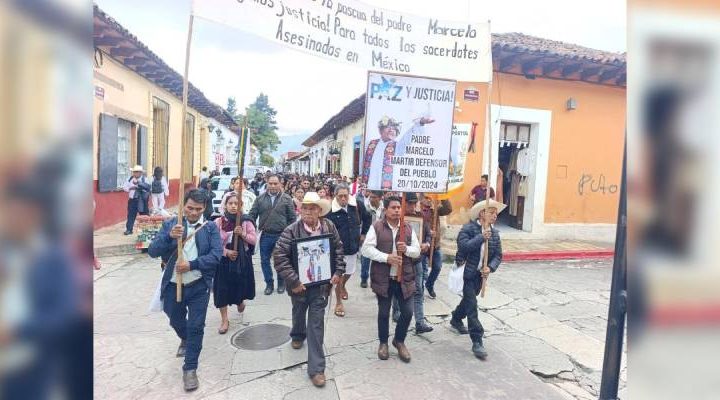 Pie de Foto.- Más de cinco mil personas marcharon en San Cristóbal de las Casas para exigir justicia a dos años del asesinato del sacerdote tsotsil Marcelo Pérez. Fotos/Elio Henríquez.