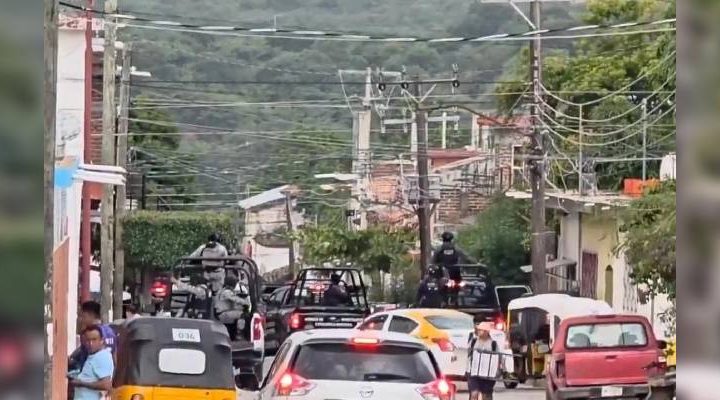 Pie de Foto.- Como parte de la Operación Enjambre en Chiapas, además del alcalde morenista Jorge N y del exalcalde, Alexis Nucamendi Gómez, se encuentran 15 policías municipales. Foto Captura de pantalla del video