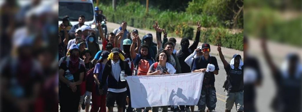 #Pie de Foto. Integrantes de la caravana migrante “Fe y Esperanza con Dios” avanzan por la costa de Chiapas rumbo a Oaxaca. Foto Edgar H. Clemente.