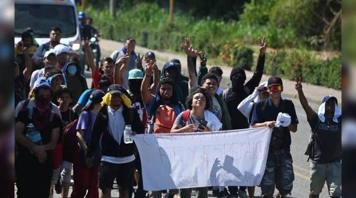 #Pie de Foto. Integrantes de la caravana migrante “Fe y Esperanza con Dios” avanzan por la costa de Chiapas rumbo a Oaxaca. Foto Edgar H. Clemente.