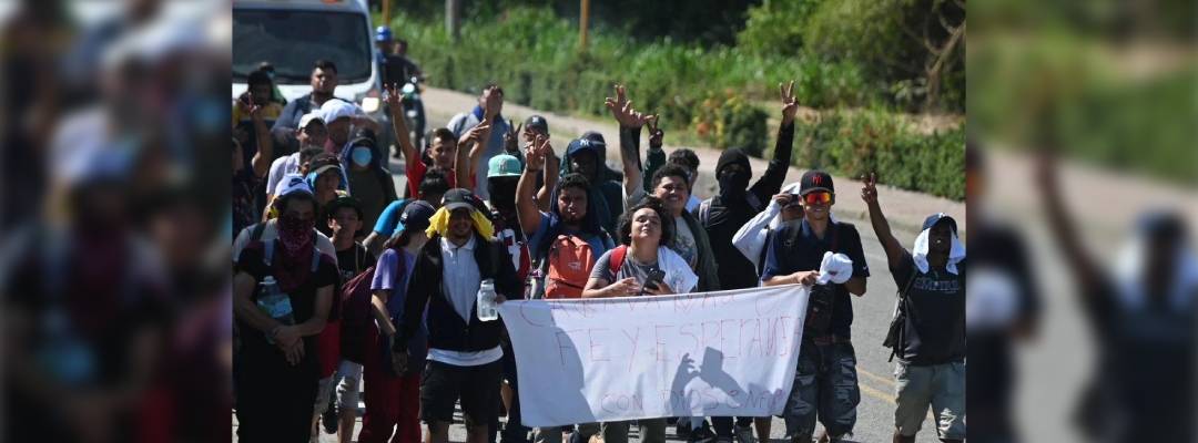 #Pie de Foto. Integrantes de la caravana migrante “Fe y Esperanza con Dios” avanzan por la costa de Chiapas rumbo a Oaxaca. Foto Edgar H. Clemente.