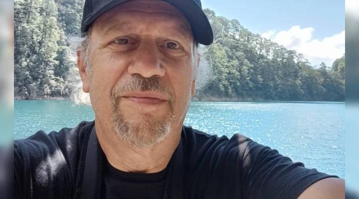Pie de Foto.- El estadunidense Eric Eberman se instaló definitivamente en San Cristóbal de las Casas, Chiapas, en 2012, con el objetivo de iniciar un proyecto artístico y de conservación de aves, pero lleva desplazado 8 años de su casa por amenazas de pobladores que se opusieron a su activismo. Foto 'La Jornada'