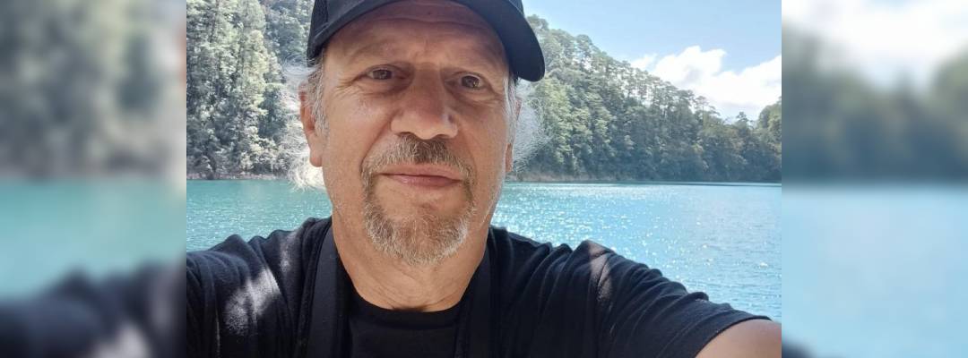 Pie de Foto.- El estadunidense Eric Eberman se instaló definitivamente en San Cristóbal de las Casas, Chiapas, en 2012, con el objetivo de iniciar un proyecto artístico y de conservación de aves, pero lleva desplazado 8 años de su casa por amenazas de pobladores que se opusieron a su activismo. Foto 'La Jornada'