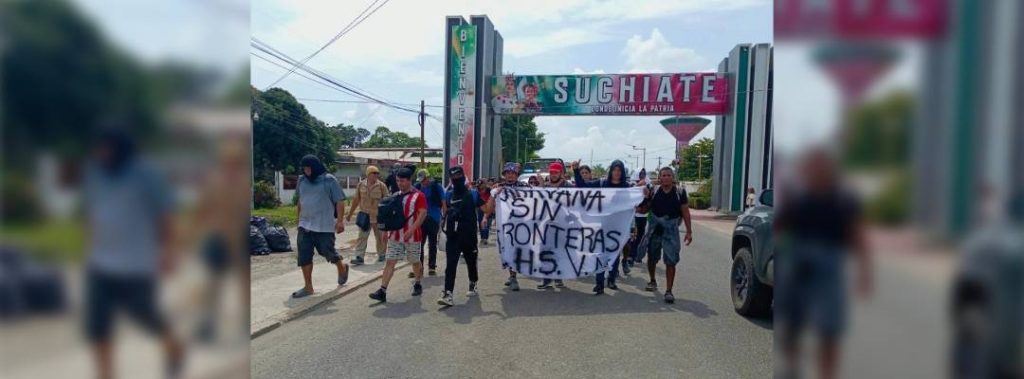 Pie de Foto.- Luego de caminar durante tres semanas por la costa de Chiapas el contingente fue desintegrado en el municipio de Arriaga, en los límites con Oaxaca, por el Instituto Nacional de Migración que resolvió entregarles documentos de tránsito por México. Foto Cortesía.