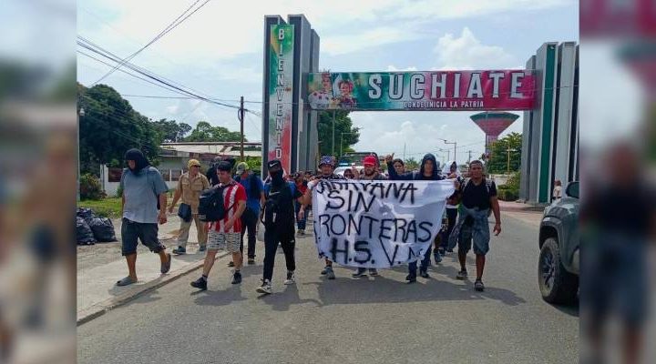 Pie de Foto.- Luego de caminar durante tres semanas por la costa de Chiapas el contingente fue desintegrado en el municipio de Arriaga, en los límites con Oaxaca, por el Instituto Nacional de Migración que resolvió entregarles documentos de tránsito por México. Foto Cortesía.