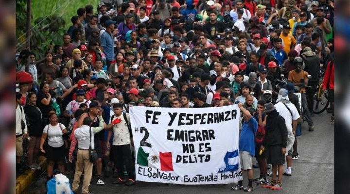 Pie de Foto.- La segunda caravana de migrantes hondureños retomó su marcha por la carretera costera de Chiapas. Foto Edgar H. Clemente.