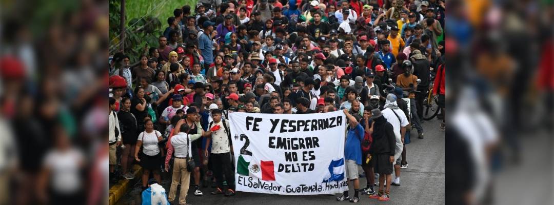 Pie de Foto.- La segunda caravana de migrantes hondureños retomó su marcha por la carretera costera de Chiapas. Foto Edgar H. Clemente.