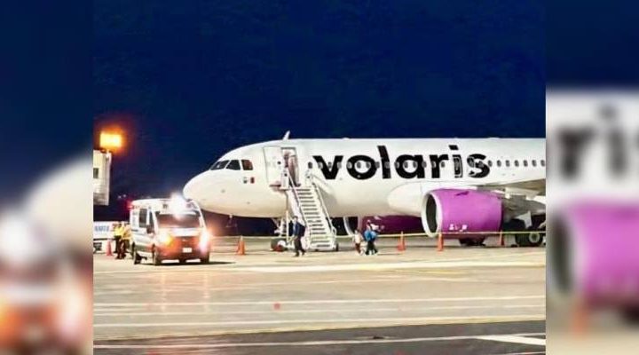 Pie de Foto.- Testigos refirieron que una persona se sintió mal durante un vuelo de Tijuana hacia el Aeropuerto Internacional de Tapachula, el joven fue auxiliado por un médico que iba también de pasajero pero nada pudo hacer para evitar su muerte. Foto Cortesía