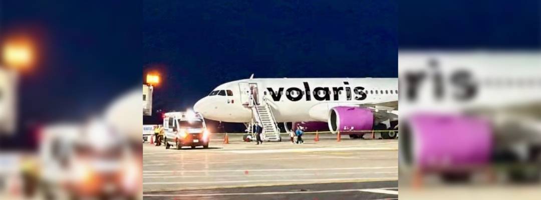 Pie de Foto.- Testigos refirieron que una persona se sintió mal durante un vuelo de Tijuana hacia el Aeropuerto Internacional de Tapachula, el joven fue auxiliado por un médico que iba también de pasajero pero nada pudo hacer para evitar su muerte. Foto Cortesía