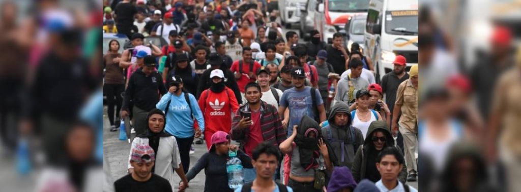 Pie de Foto.- Migrantes de la segunda caravana hondureña avanzan por la costa de Chiapas; el grupo se refugió en una cancha techada de Huixtla. Foto: Edgar H. Clemente.