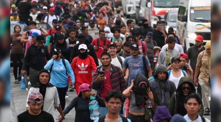 Pie de Foto.- Migrantes de la segunda caravana hondureña avanzan por la costa de Chiapas; el grupo se refugió en una cancha techada de Huixtla. Foto: Edgar H. Clemente.