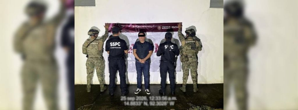 Pie de Foto.- Cuatro personas fueron detenidas tras cateos realizados en el municipio chiapaneco de Cacahoatán; son señalados de colaborar con el brazo armado de un grupo delictivo de Chihuahua, por donde se presume que cruzaban a los migrantes hacia Estados Unidos. Foto Semar