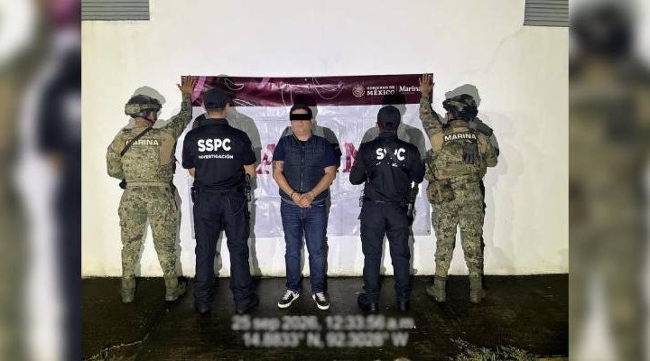 Pie de Foto.- Cuatro personas fueron detenidas tras cateos realizados en el municipio chiapaneco de Cacahoatán; son señalados de colaborar con el brazo armado de un grupo delictivo de Chihuahua, por donde se presume que cruzaban a los migrantes hacia Estados Unidos. Foto Semar