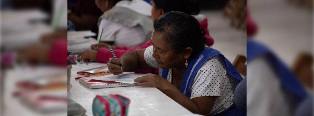Pie de Foto.- Las mujeres indígenas de la tercera edad en Chiapas son las principales interesadas en los programas de alfabetización. Foto Facebook Chiapas Puede.