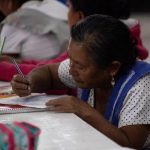 Mujeres indígenas de la tercera edad, las principales interesadas en programa de alfabetización Chiapas Puede