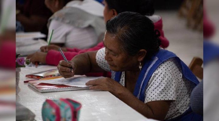 Pie de Foto.- Las mujeres indígenas de la tercera edad en Chiapas son las principales interesadas en los programas de alfabetización. Foto Facebook Chiapas Puede.