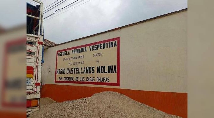 Pie de Foto.- Fachada de la escuela donde ocurrió la agresión. Foto La Jornada