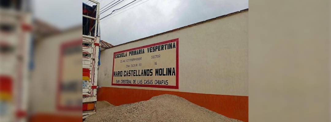 Pie de Foto.- Fachada de la escuela donde ocurrió la agresión. Foto La Jornada