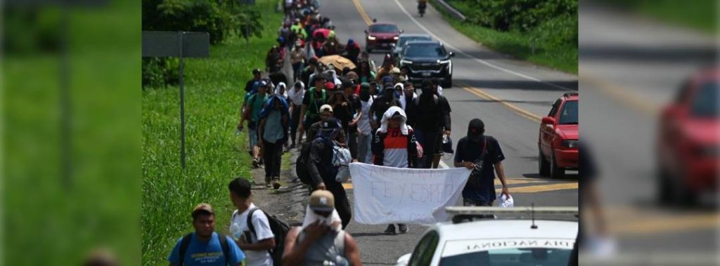 Pie de Foto.- La caravana migrante retomó su recorrido desde Pijijiapan con dirección a Tonalá, Chiapas. Foto Edgar H. Clemente.
