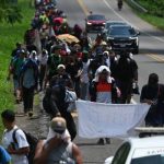 Caravana migrante avanza por Chiapas entre falta de alimentos y poca ayuda humanitaria