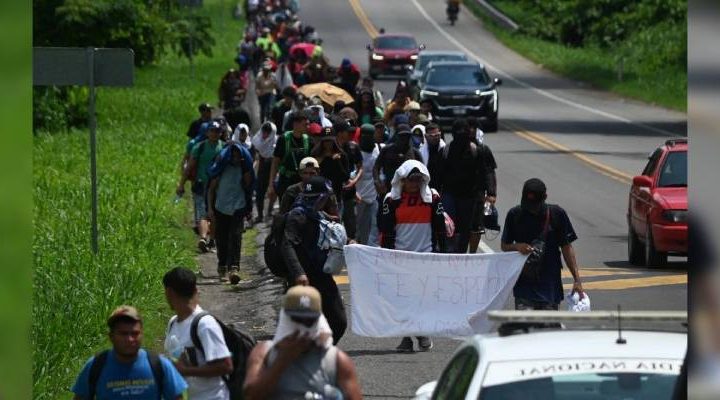 Pie de Foto.- La caravana migrante retomó su recorrido desde Pijijiapan con dirección a Tonalá, Chiapas. Foto Edgar H. Clemente.